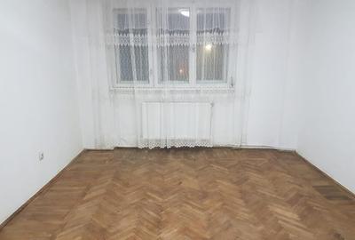 Apartament trei camere, nemobilat, etaj 2, CT, gresie, 9 Mai - 9