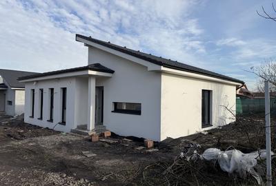 Casă cu 4 camere în Șura Mică