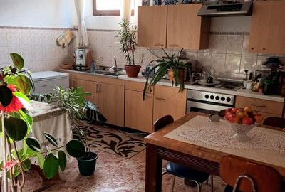 Casă cu 4 camere în Central - 1