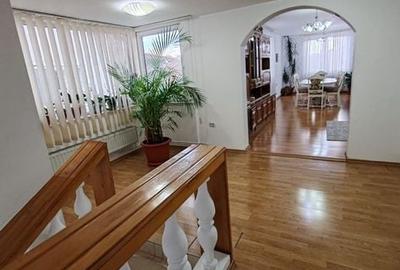 Casă cu 3 camere în Central - 2
