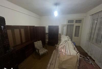Casă cu 3 camere cu Teren 244 Mp în Central - 2