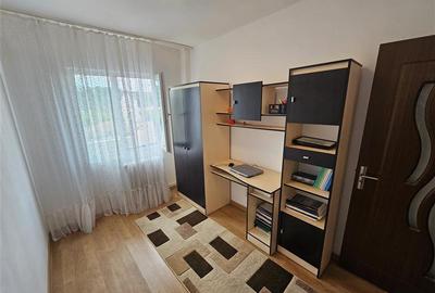 Apartament cu 3 camere semidecomandat în Micro III - 4