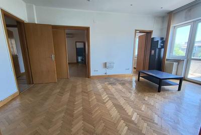 Apartament cu 4 camere semidecomandat în P-ța Romană