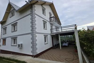 Casă cu 6 camere în Central