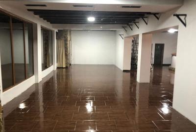 Casă cu 4 camere în Central - 3