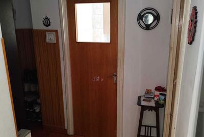 Apartament cu 3 camere decomandat în Tei