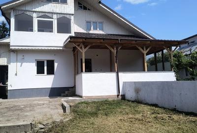 Casă cu 4 camere în Central - 2