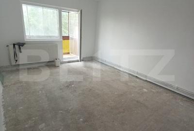 Apartament spatios  - 4 camere, 2 bai, 2 balcoane, loc de parcare