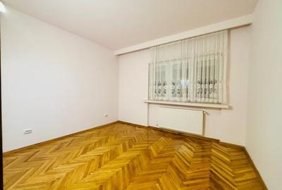 De vanzare apartament 3 camere Central - 9