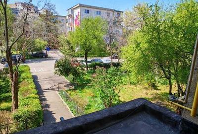 Apartament cu 4 camere decomandat în Văcăresti