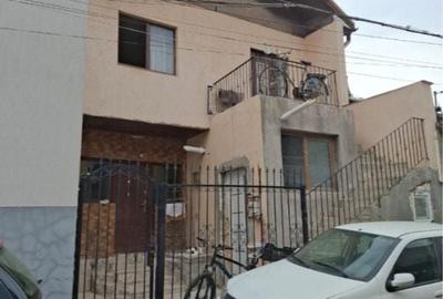 Casă individuală cu 5 camere cu Canalizare în Vitan