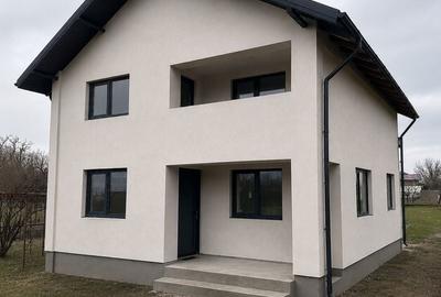 Casă cu 4 camere în Tătărani