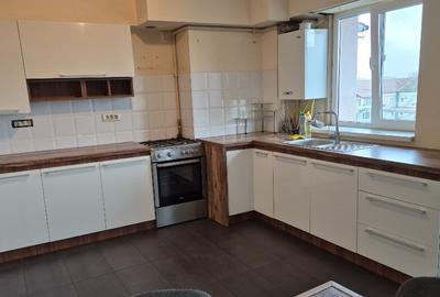 Proprietar , inchiriez apartament , renovat , 4 camere ,zona buna. - 13