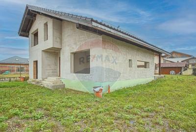 Casa spa?ioasa la gri, 4 camere, 3 bai, teren 500 mp ... - 2