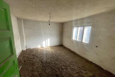 Casă cu 5 camere cu Teren 2200 Mp în Orlești