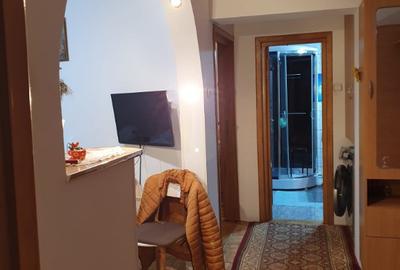 Apartament cu 3 camere decomandat în Călărași