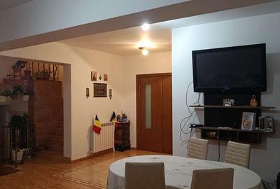 Casă cu 4 camere în Km 4 - 14