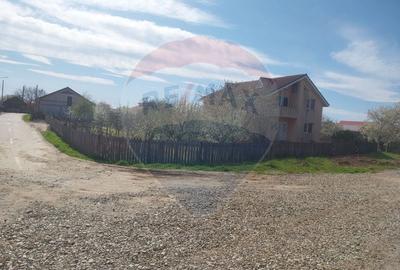 Casă cu 5 camere cu Teren 945 Mp în Brădești - 1