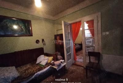 Resita Casa Curte Comuna cu Teren si Garaj.Un singur vecin - 1