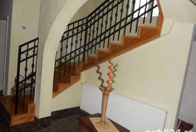 Casă cu 8 camere cu Teren 200 Mp în Gherla