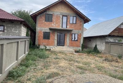 Casă cu 3 camere cu Teren 300 Mp în Central - 2