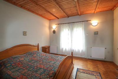 Sinaia-Vila Cu 2300 Mp Teren!!! - 3
