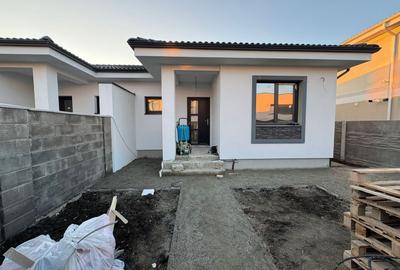 Duplex cu 3 camere cu Canalizare în Moșnița Nouă