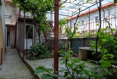 Oferta - casa de vanzare  si teren 241 mp, in zona Andronache - 16