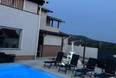 Casă cu 4 camere cu Teren 850 Mp în Central - 1