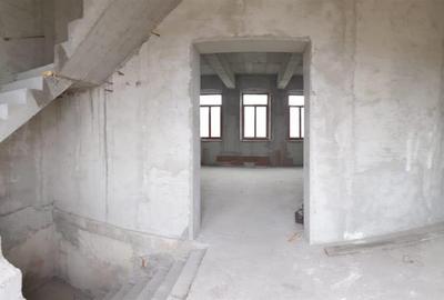 Casă individuală cu 10 camere cu Teren 466 Mp în Apollo - 11