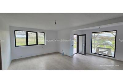 Casă cu 5 camere cu Teren 1200 Mp în Mihai Eminescu