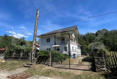 Casă cu 4 camere cu Teren 1650 Mp în Central - 2