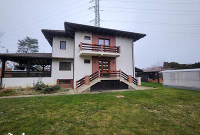 Casă cu 3 camere cu Teren 800 Mp în Central - 1