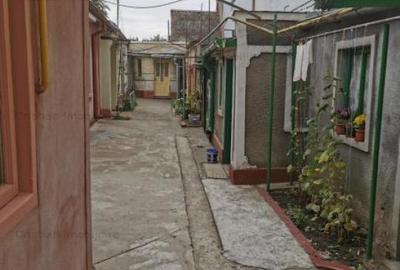 Casă cu 8 camere cu Canalizare în Central - 2