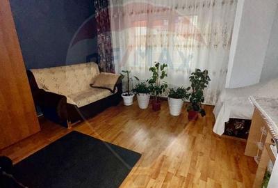 Apartament  cu 3 camere de vanzare 1 Mai - 4
