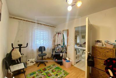 Apartament cu 3 camere decomandat în Cedonia