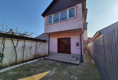 Casă cu 5 camere cu Canalizare în Chercea - 1