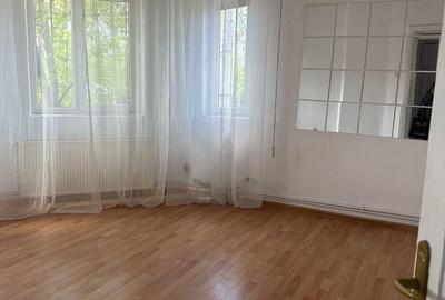 Spațiu comercial, de 60 mp, în Decebal - 4