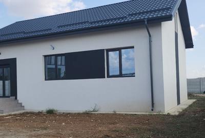 Casă cu 4 camere cu Teren 400 Mp în Domnești - 2