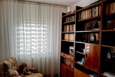 3 camere .. model decomandat ..  zona Lipovei .. etajul 3 - 7