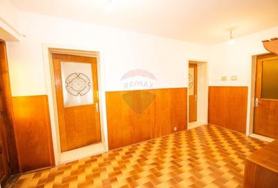 Casă cu 7 camere cu Teren 200 Mp în 23 August - 10