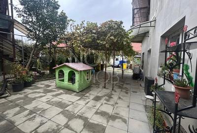 Casa de vanzare 200 mp cu spatiu comercial la parter, strada Lunga - 18