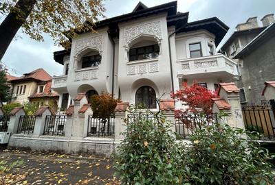 Casă cu 10 camere cu Teren 200 Mp în Capitale