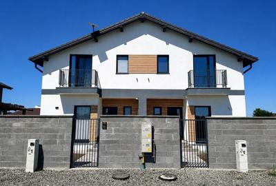 Duplex cu 4 camere cu Canalizare în Moșnița Nouă