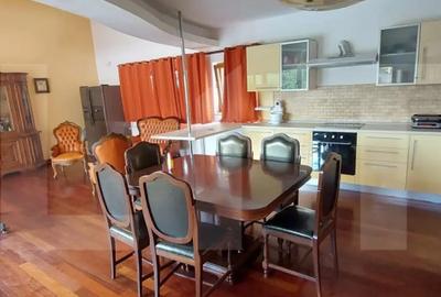 Casă cu 9 camere cu Teren 750 Mp în Dumbrăvița