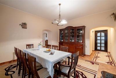 Conac de Lux cu Piscină și Grădină Impresionantă, î - 5