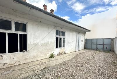 Casă cu 3 camere cu Canalizare în Central