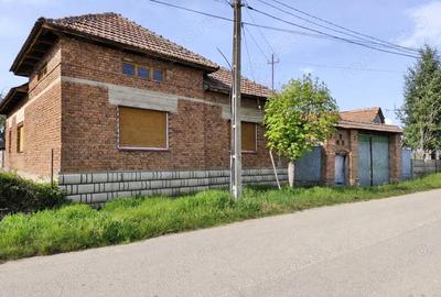 Casă cu 4 camere cu Teren 4122 Mp în Petid - 1