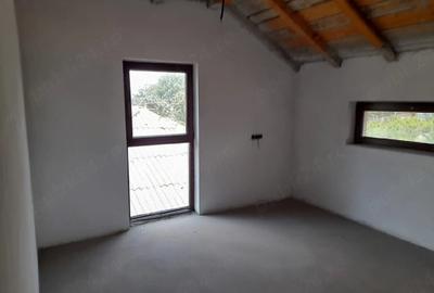 Casă cu 4 camere cu Teren 1000 Mp în Țepu - 1