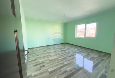 Casă cu 8 camere cu Teren 440 Mp în Central - 16